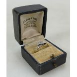 18ct gold & platinum three stone diamond ring, size K, 2.