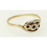 18ct gold ring with stones missing,