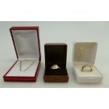 9ct gold signet ring size R, 9ct gold wedding band / ring size L,