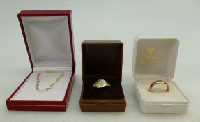 9ct gold signet ring size R, 9ct gold wedding band / ring size L,