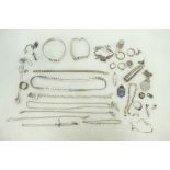 Quantity of miscellaneous silver & silver coloured metal jewellery & items, 171.6 grams.