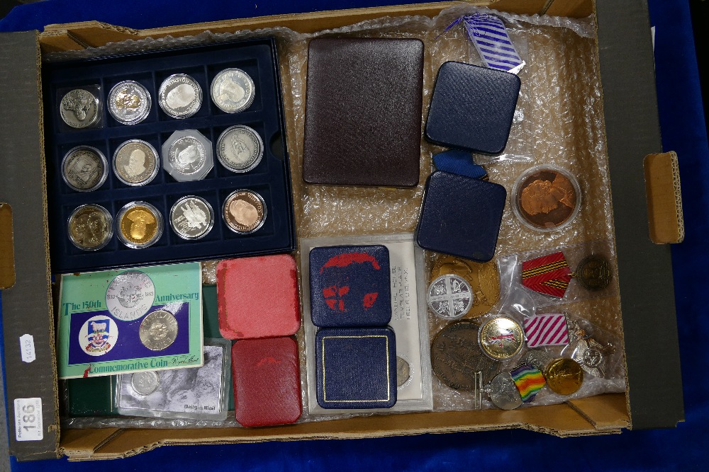 Quantity of MEDALLIONS depicting Churchill and other political figures,
