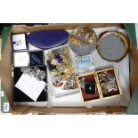 Tray containing large quantity of costume jewellery