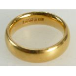 WEDDING RING / BAND in 22ct gold. Size M and weighs 10.4g.