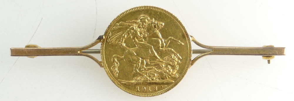 Full Sovereign Gold mounted Brooch - 10.3g inc steel pin.