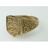9ct Gents ring decorated with three lions, size Y, 8.