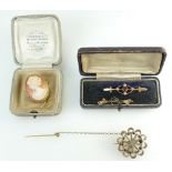 15ct Gold Brooch set with pearls & red gemstone 2.