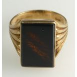 Early 20th century 9ct Gents ring set with oblong Onyx stone, size U, 6.
