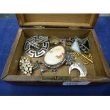 Small collection of jewellery including cameo shell brooch, Victorian crescent brooch, earrings, etc