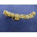 9ct yellow gold gate link bracelet with heart shaped clasp, stamped 375 8.5g