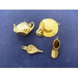 Fair 9ct yellow gold charms including a sombrero/guitar, boot, etc approx 6.2g, call stamped 375