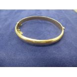 9ct yellow gold hinged bangle with bright cut decoration stamped 375, 8.7g