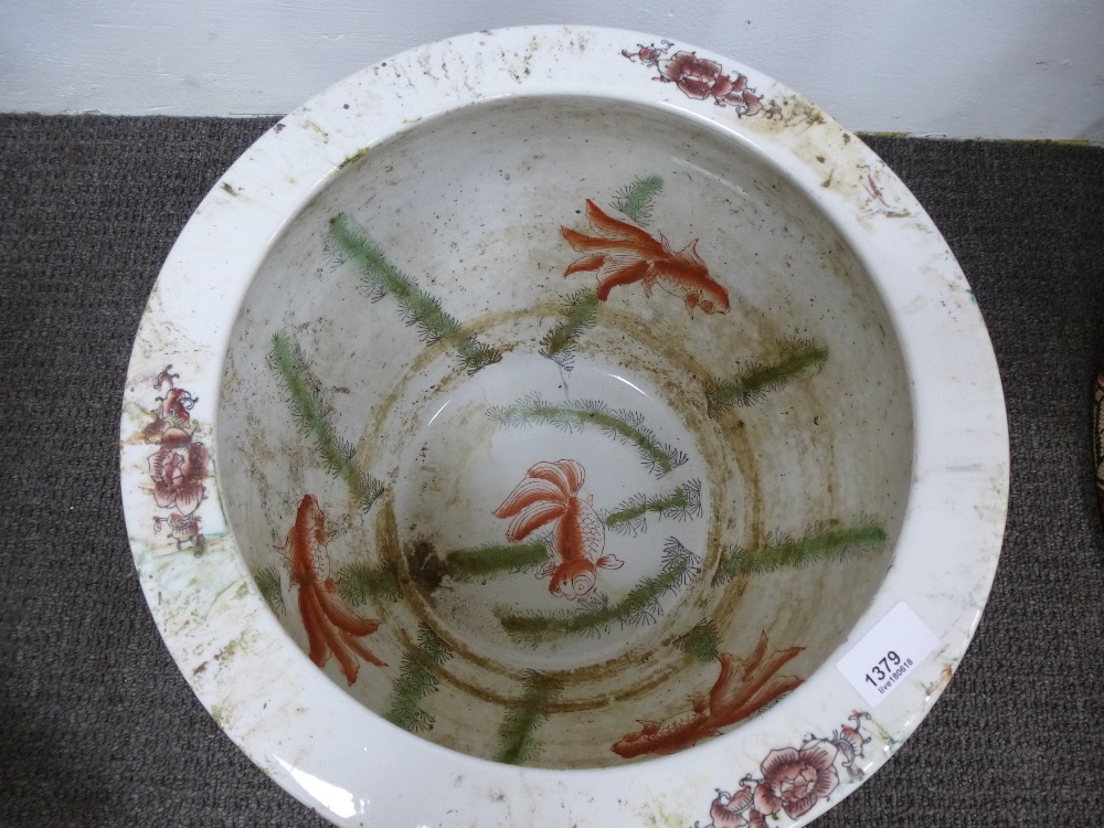 A large Oriental fish bowl decorated birds and trees - Bild 2 aus 2