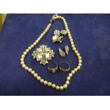 9ct rose gold ring, a 9ct yellow gold cameo ring, gross 5.4g pearl necklace & diamante brooch &
