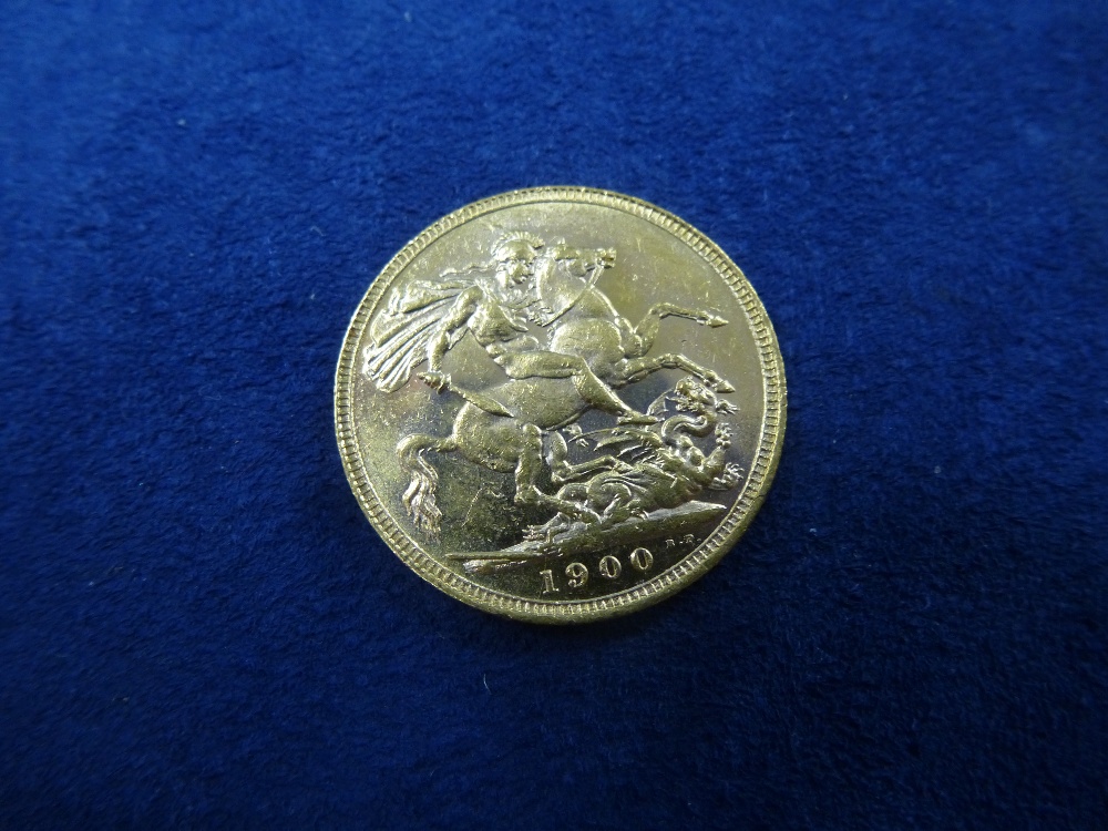 22ct Sovereign dated 1900, 8g, Queen Victoria old portrait with veil and St George.