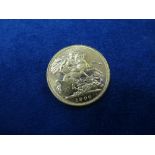 22ct Sovereign dated 1900, 8g, Queen Victoria old portrait with veil and St George.