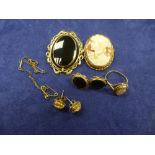 Collection of 9ct yellow gold jewellery including cameo brooch, ring earrings etc. gross weight 22g