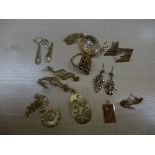 Quantity of 9ct gold incl. neckchains, oval locket, earrings etc approx. 17g