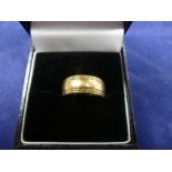 9ct yellow gold wedding band stamped 375 with bright cut decoration to edges 3.8g