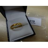 18ct yellow gold wedding band with beaded edge, stamped 750 3.2g