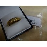 9ct yellow gold wedding band with engraved decoration stamped 375, approx. 4g