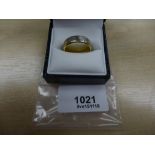 Mens 18ct yellow and white gold wedding band with engine turned decoration, stamped 750, size R 6.4g