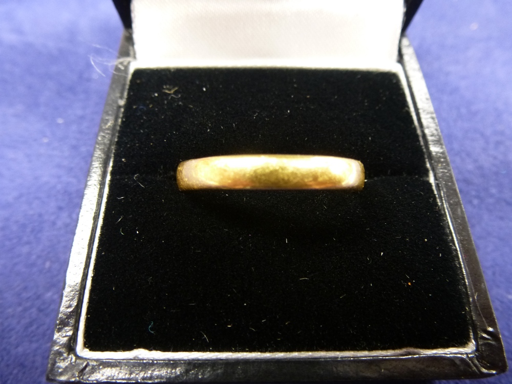 22ct yellow gold wedding band, stamped 22 A/F 2.8g