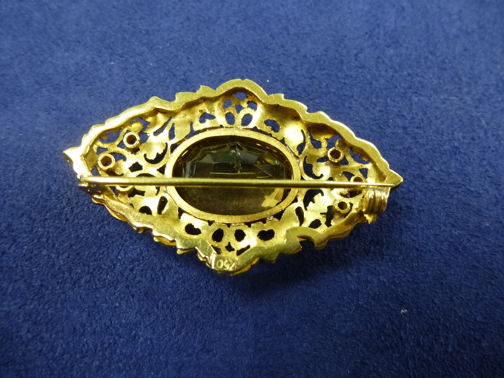 18ct yellow gold and citrine brooch with pierced bright cut scrolling leaf decoration, set to either - Bild 2 aus 2