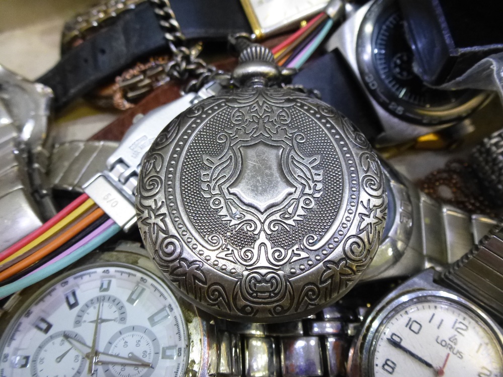 Box of modern and vintage wristwatches, pocket watches, etc. - Bild 3 aus 3