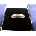 18ct yellow and white gold wedding band, stamped 750, 4.2g, size M/N