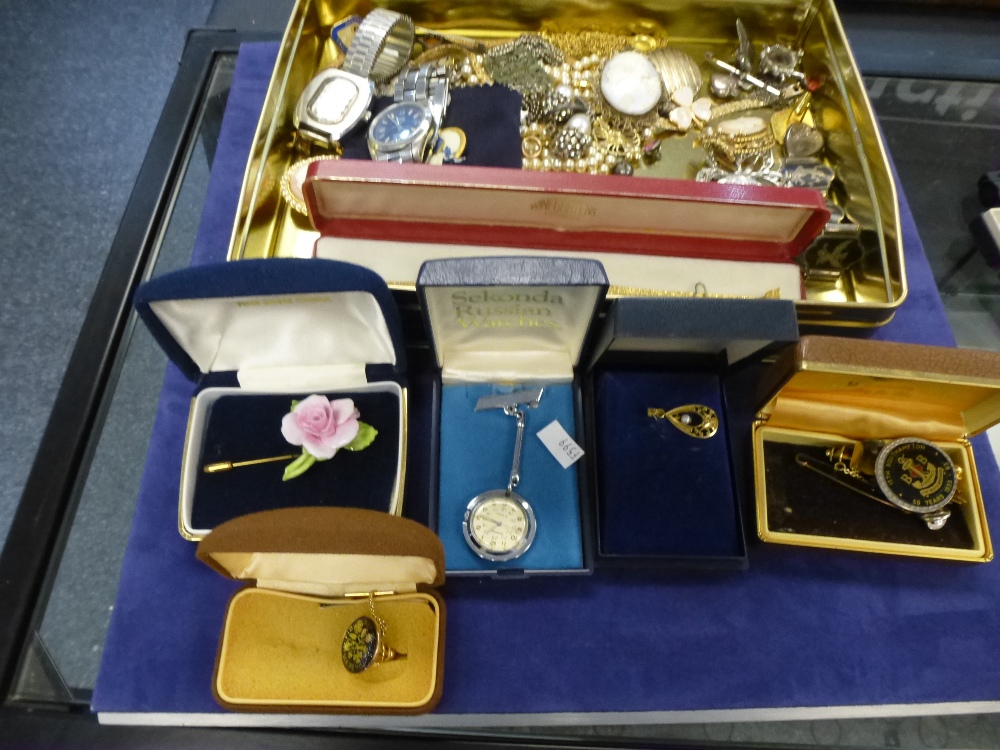 Collection of costume jewellery including enamelled hatpin, buckle and button set, cased, A/F, shell