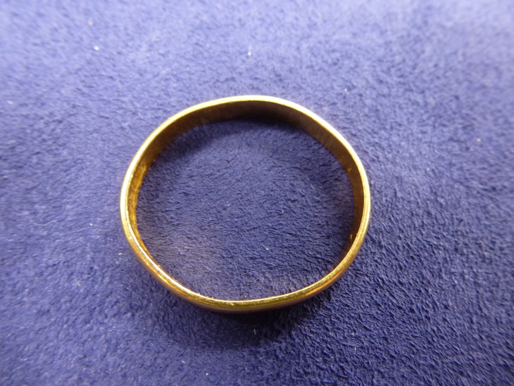 22ct yellow gold wedding band, stamped 22 A/F 2.8g - Bild 2 aus 2