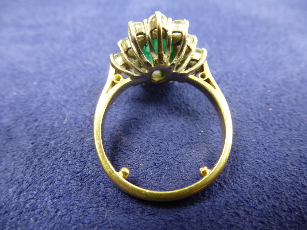 18ct yellow gold cluster style ring with central emerald surrounded by 12 diamonds, shank stamped - Bild 2 aus 2