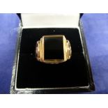 9ct yellow gold gent's ring inset with black onyx, stamped 375, size Q/R, gross weight 5.4g