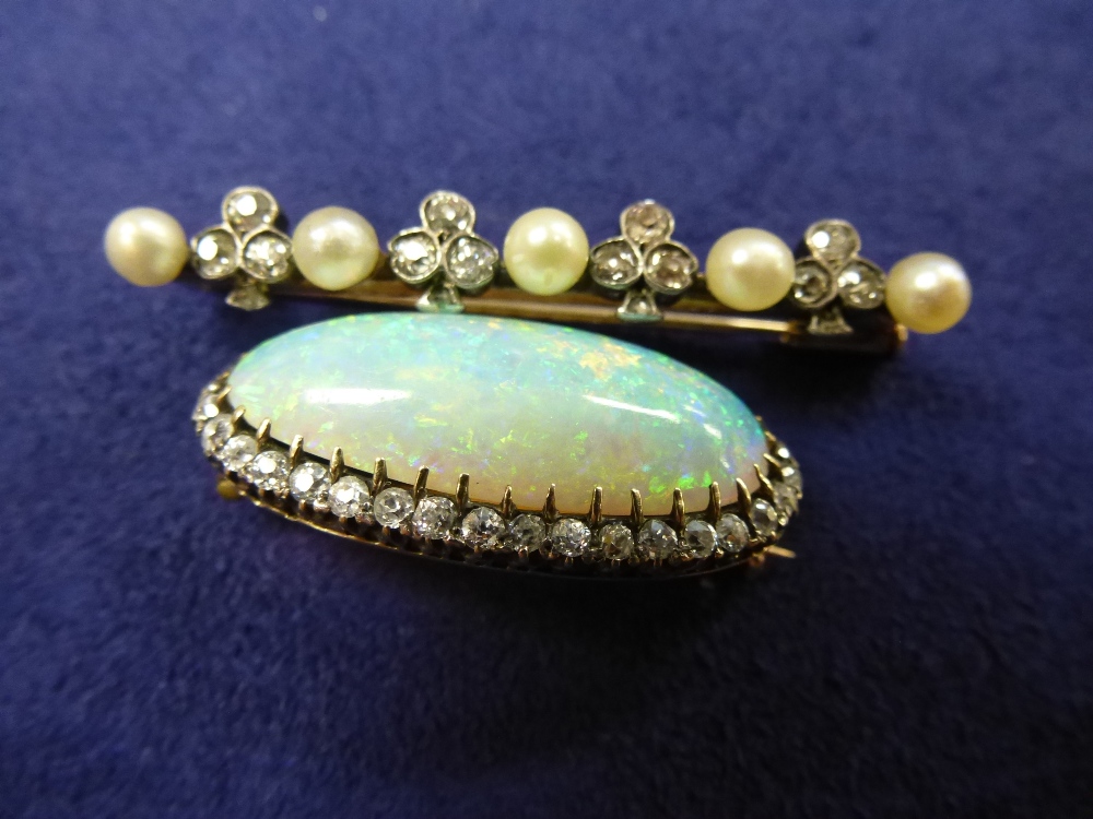 Oval opal and diamond brooch, yellow coloured metal mount, 3cm wide together with a diamond and - Bild 2 aus 2