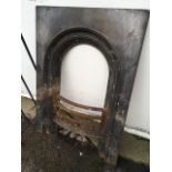 A Victorian cast iron fire insert with arched moulded aperture and bowfronted rails. (26.75in x 36.