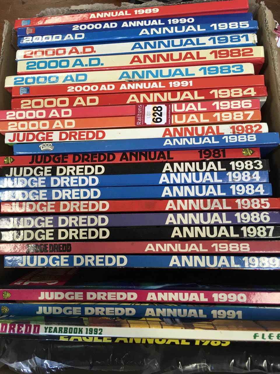 A box of vintage annuals from the 1980s - Judge Dredd, 2000AD, the Eagle from 1985, etc. (25) - Image 2 of 6