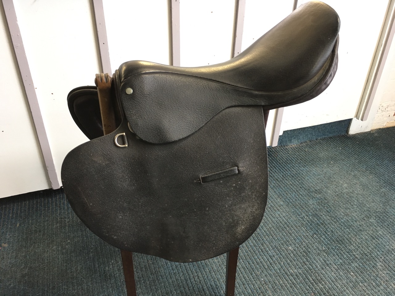 A leather spring tree flexible points horse saddle. - Image 2 of 6