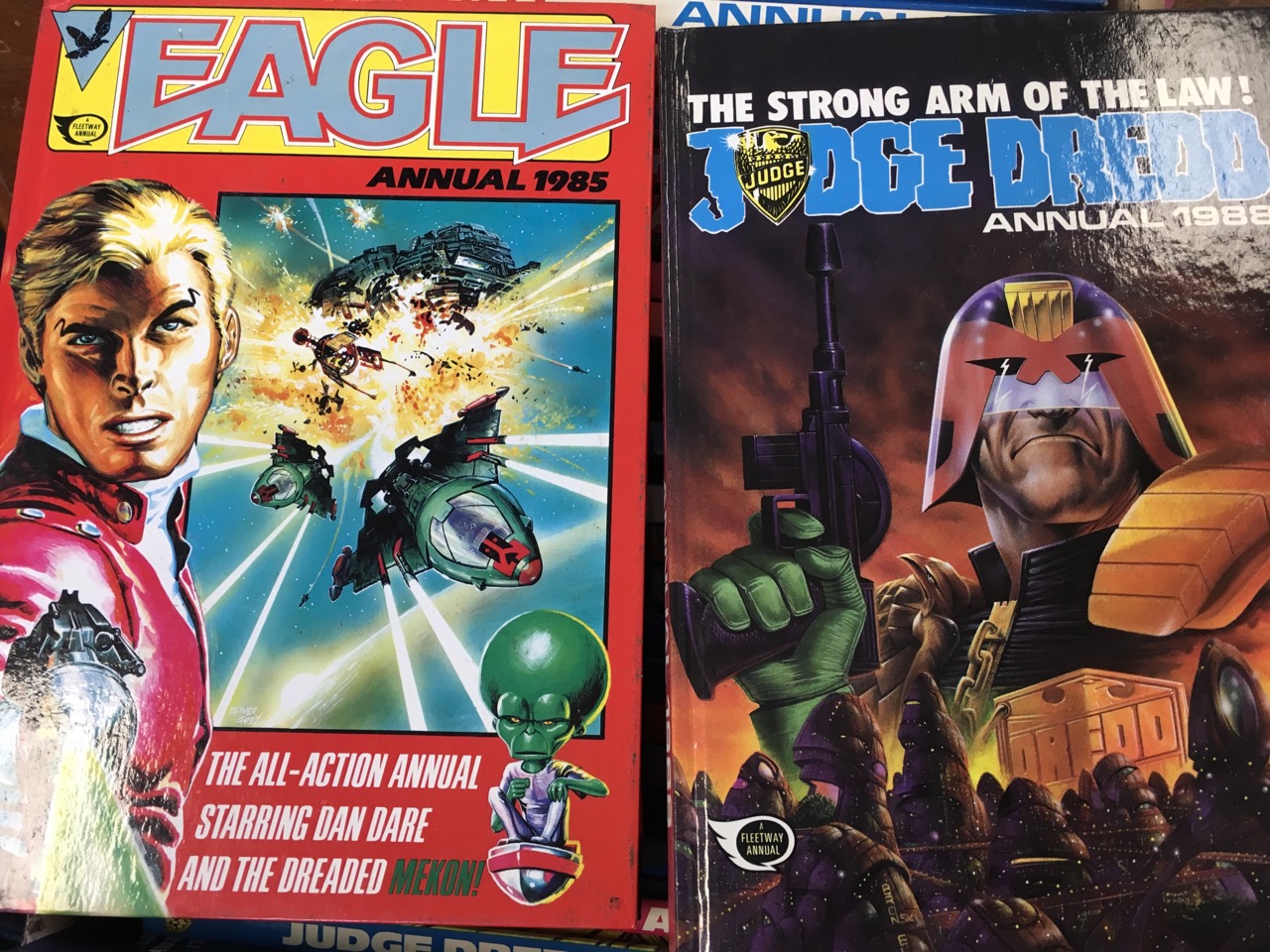 A box of vintage annuals from the 1980s - Judge Dredd, 2000AD, the Eagle from 1985, etc. (25) - Image 5 of 6