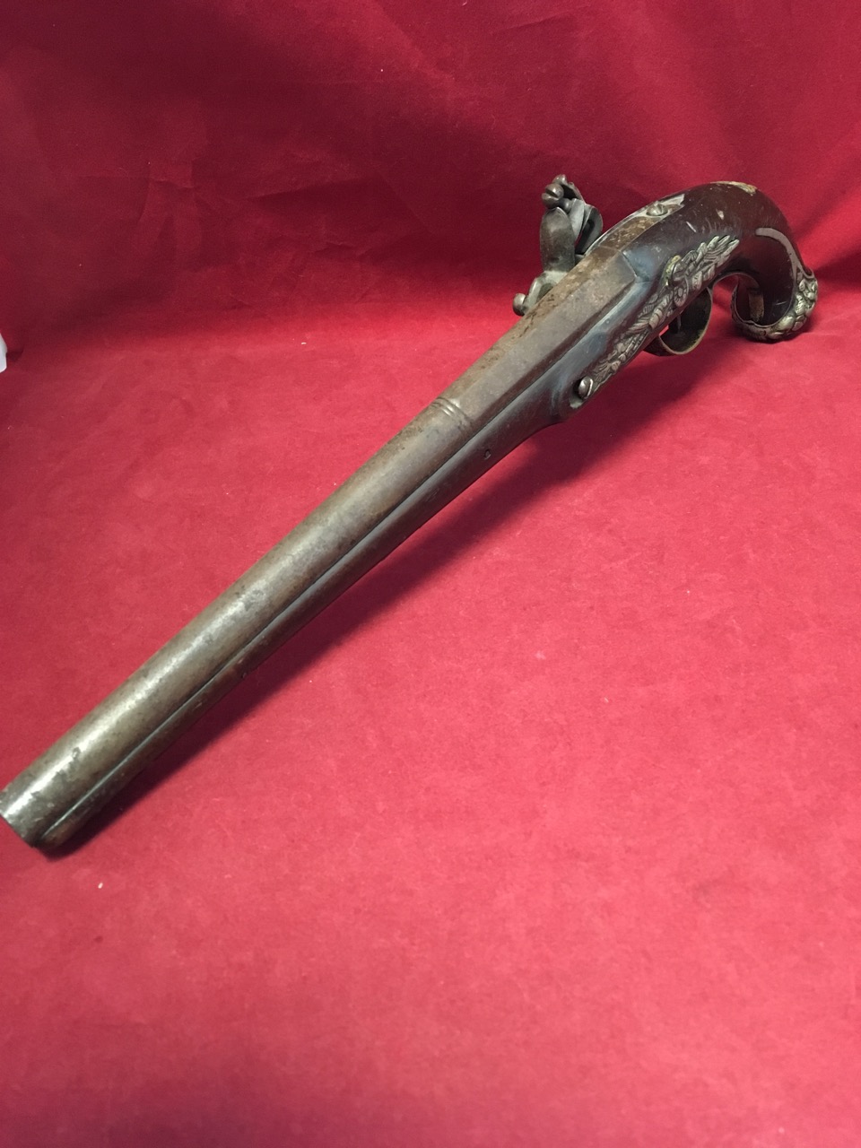 A flintlock pistol with London marked to lock, having walnut stock and brass trigger guard, the - Bild 3 aus 3