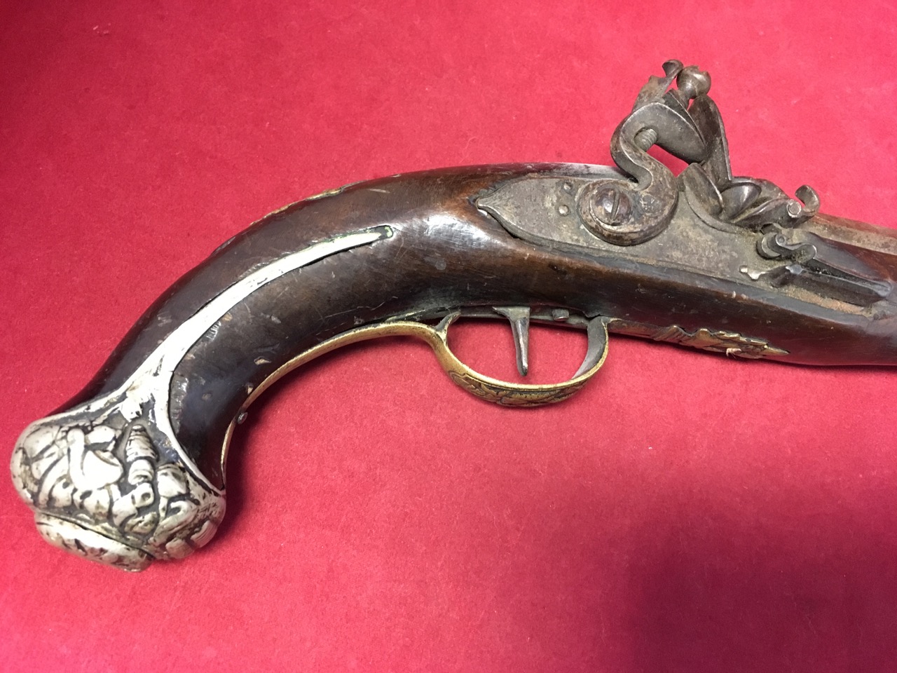 A flintlock pistol with London marked to lock, having walnut stock and brass trigger guard, the - Bild 2 aus 3