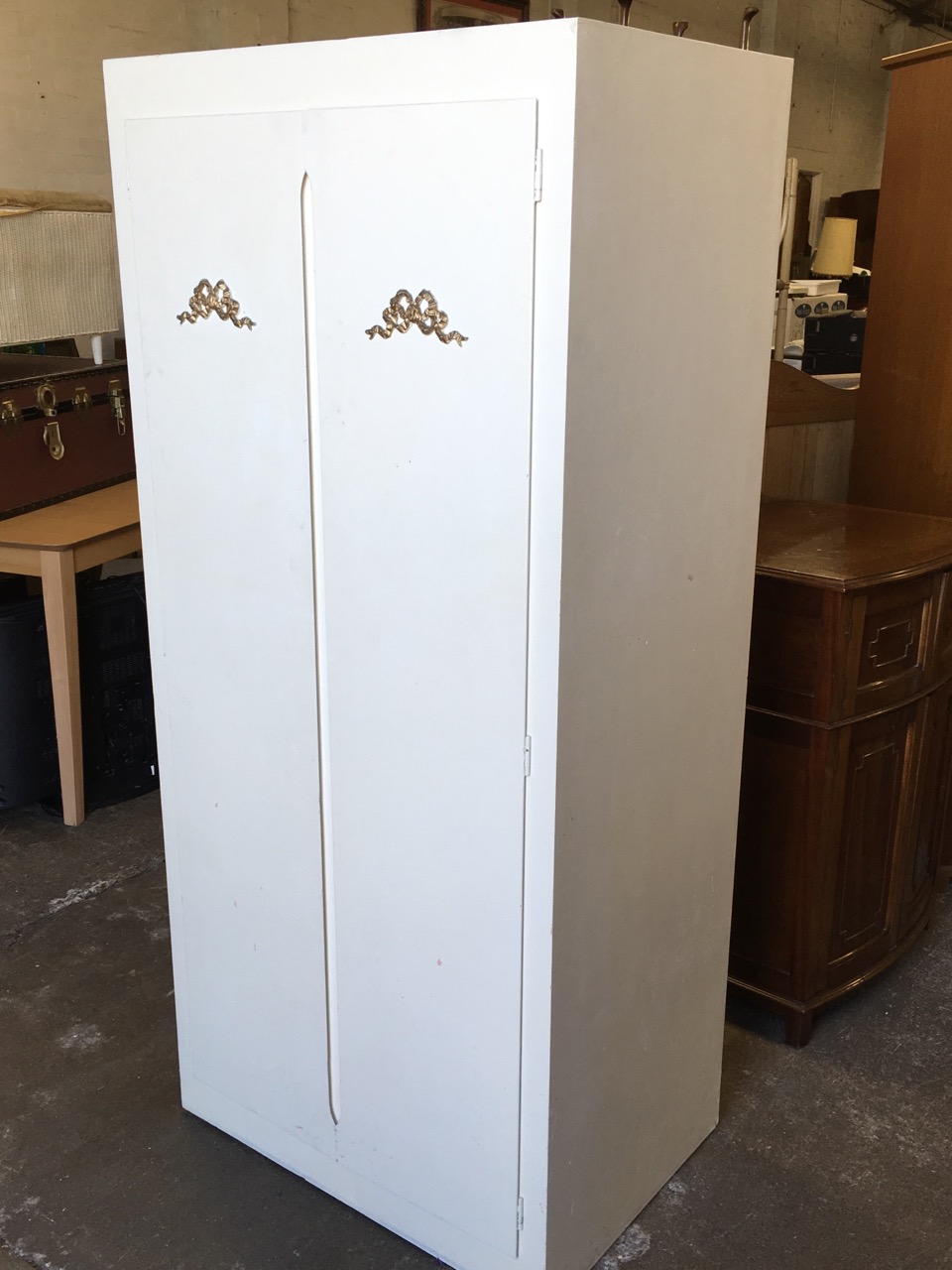 A painted cupboard, the doors with applied gilt ribbon bow decoration enclosing shelves. - Image 2 of 6