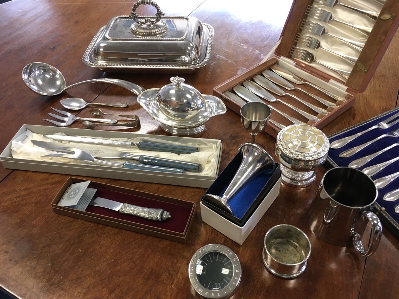 Miscellaneous silver plate including a bead moulded rectangular tureen & cover, a ladle, vases, a - Image 4 of 6