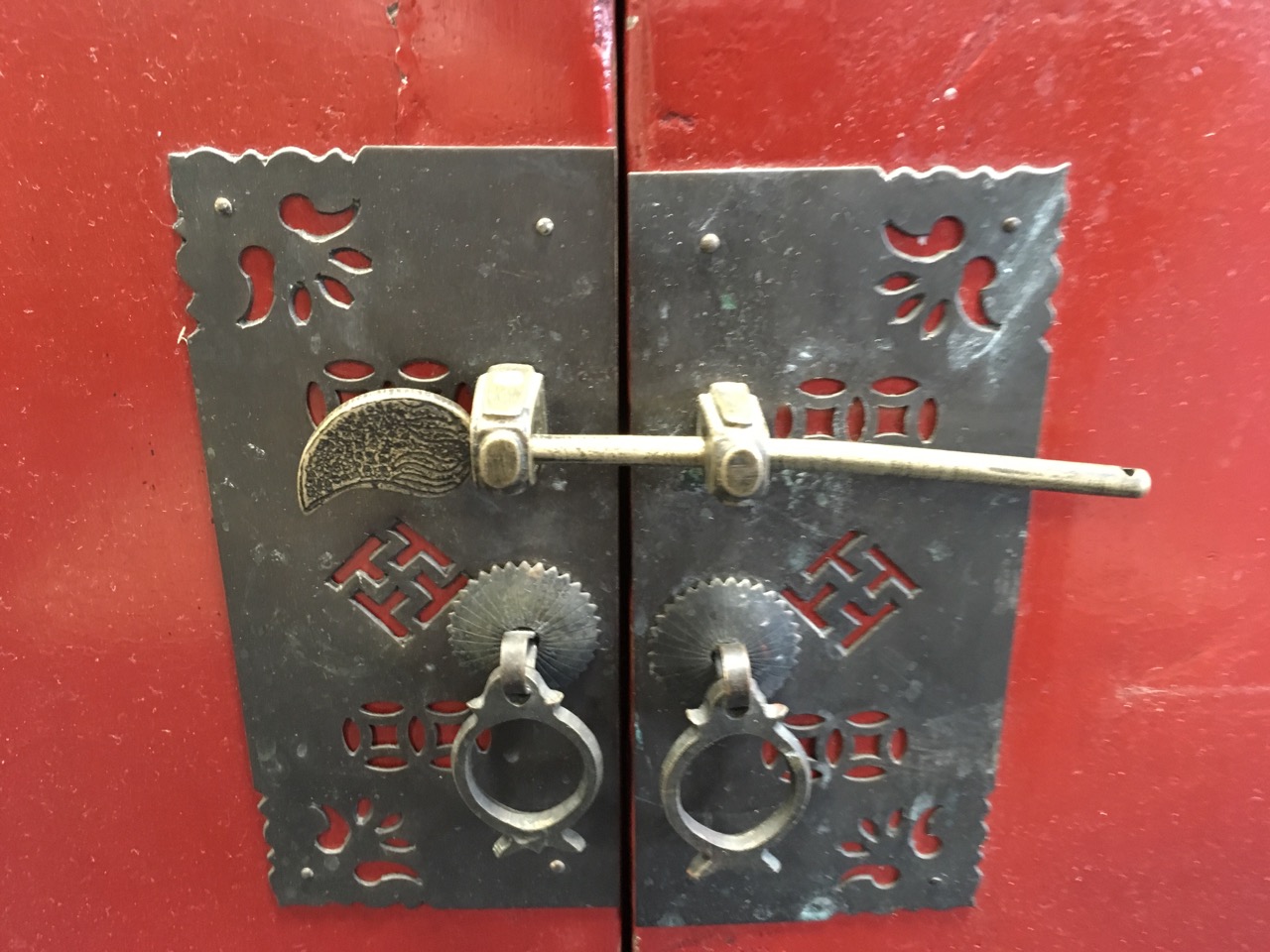 A nineteenth century Chinese lacquered cabinet, the four doors mounted with pierced stylised brass - Image 6 of 6