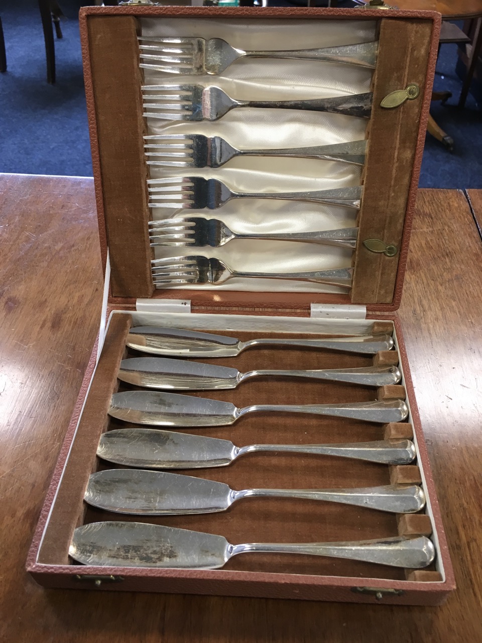 Miscellaneous silver plate including a bead moulded rectangular tureen & cover, a ladle, vases, a - Image 5 of 6