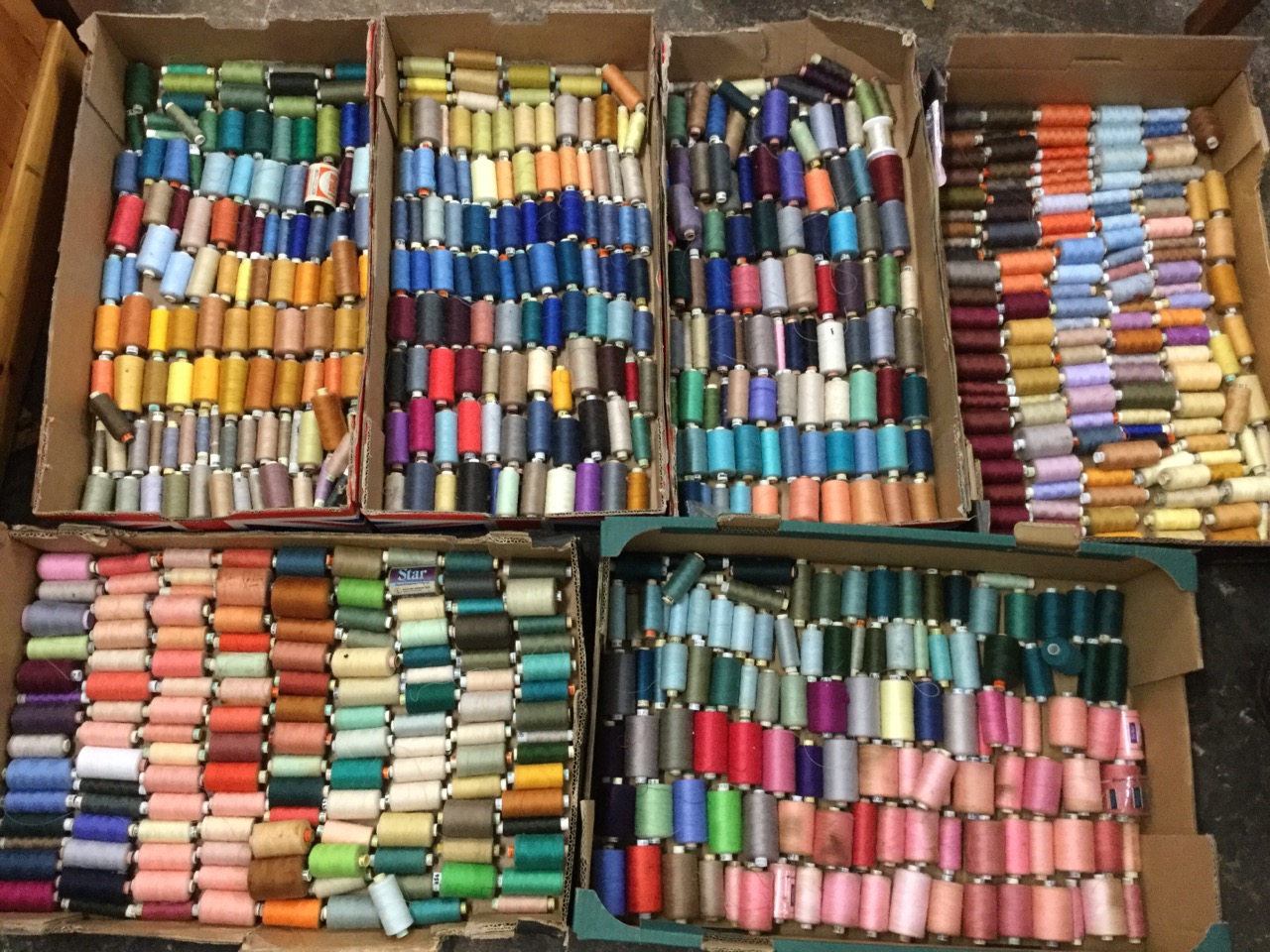 Six boxes of cotton/polyester threads, mixed colours, the spools of various quantities. (A lot)