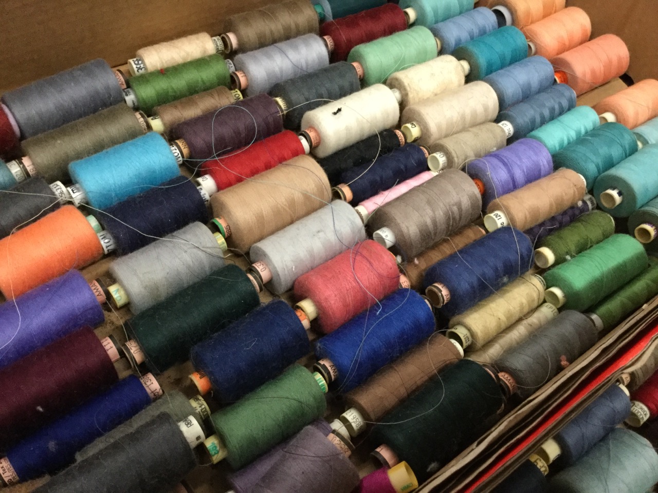 Six boxes of cotton/polyester threads, mixed colours, the spools of various quantities. (A lot) - Image 2 of 3