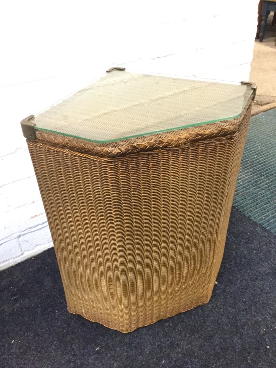 A Lloyd Loom Lusty corner linen basket, with plate glass to hinged lid. - Image 3 of 3