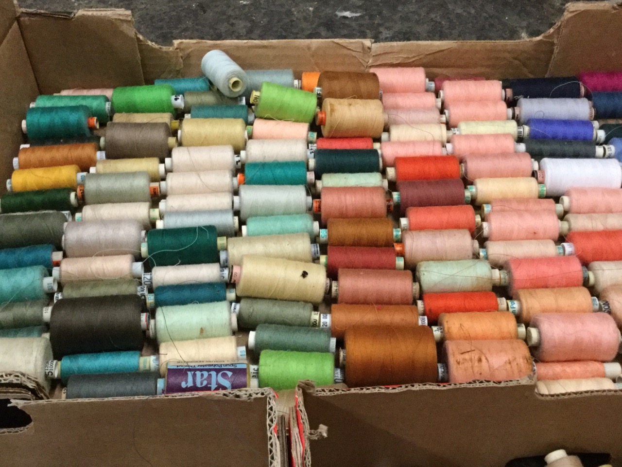 Six boxes of cotton/polyester threads, mixed colours, the spools of various quantities. (A lot) - Image 3 of 3