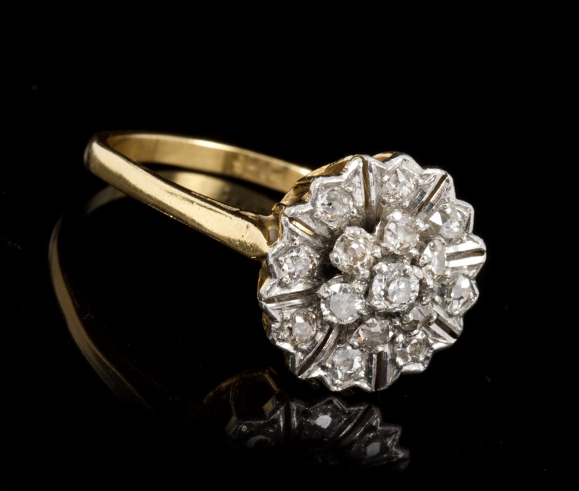 Diamond cluster ring, - Image 2 of 3